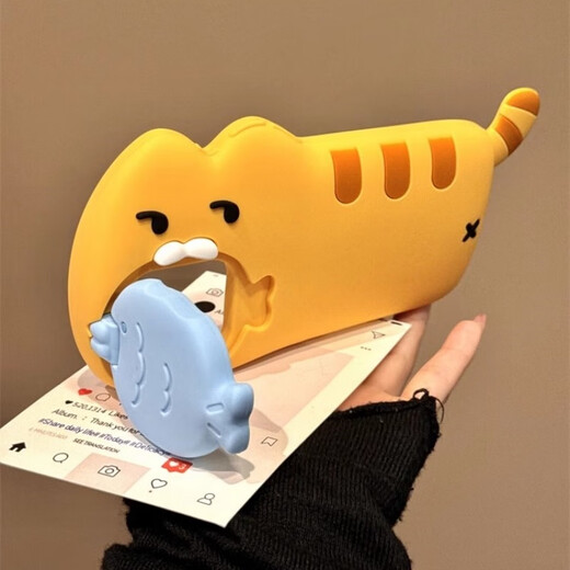 
Little berry three-dimensional abstract kitten eating fish lens flip stand suitable for iPhone16promax mobile phone case fun apple 15plus funny 14pro creative 13pro couple 12 lens flip kitten eating fish [single shell] iPhone 16 Pro