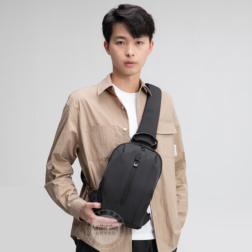Walker Shop胸包男2025新款时尚骑行背包防泼水大容量男士斜跨包休闲单肩包 黑色（高31*宽20*厚8cm）
