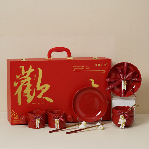 Fat Donglai's eight-piece engagement gift set of the same style is a mid-summer confidant's wedding gift for the newlyweds, a bowl, chopsticks and tableware set. Hengjiu-Red Diamond Happy Tableware 12-piece Suitcase