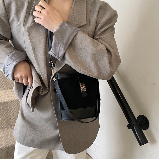 High-end texture retro niche bag for women 2025 new autumn and winter versatile crossbody bag popular hand bucket bag black
