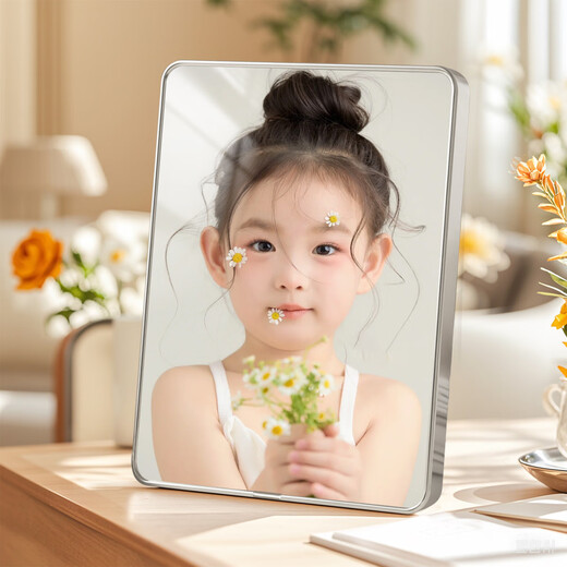 The fantasy wedding dress is made into a photo frame and customized baby photos are made to make a children's crystal table, washed and photographed. The edge of the starlight wallet has faded in 80 years. Loss of money. 7-inch crystal table. Buy one, get one free.