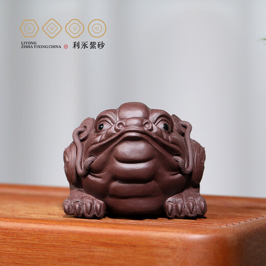 Centennial Liyong Yixing handmade purple clay tea pet ornaments original mineral purple clay golden toad tea playing toad kung fu tea set accessories Qianduoduo purple clay