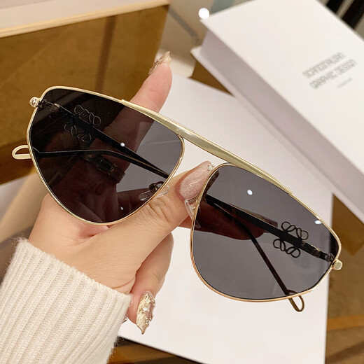 Nuevas gafas de sol de metal para mujeres Gafas de sol Sense Soles Hollow Gafas Hollow Marco Europeo y americano Protección solar de conducción 9898 Doble gris