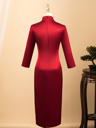 La belle-mère de Qinchi Xi vêtue de banquet de mariage Noble Cheongsam Acétate belle-mère rouge jeune mère vêtue de robe de mariée en satin haut de gamme