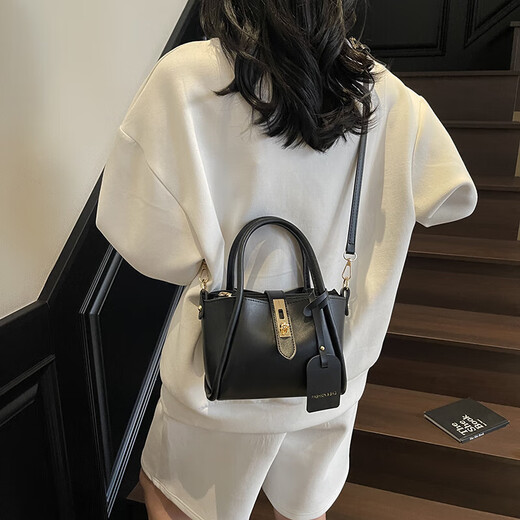 高级感洋气手拎包包女2025新款流行超火水桶包百搭潮流复古斜挎包 黑色