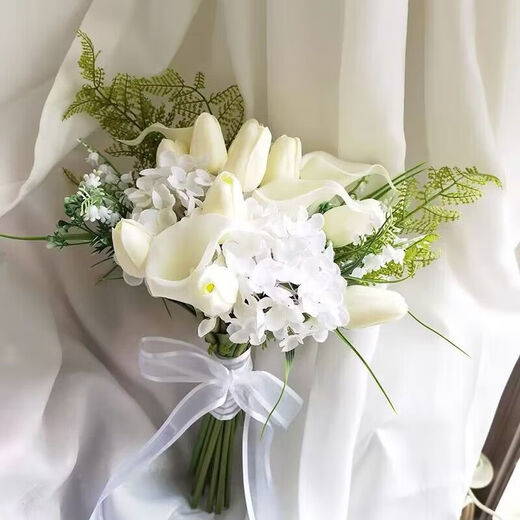 Star Duo Bride hält Blumen im chinesischen Valentinstag von Hochzeitsvorschlag, um eine Heiratsurkunde zu erhalten, die Blumen mit Hochzeitsfotografie -Requisiten simuliertes Strauß Champagnerfarbe hält Blumen [ferses Produkt]
