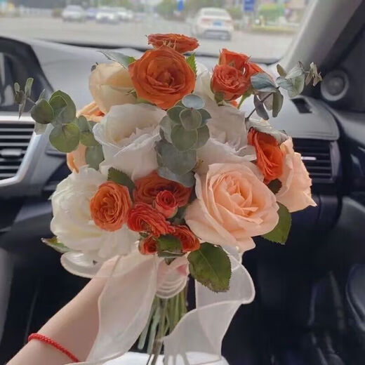 Star Duo Bride hält Blumen im chinesischen Valentinstag von Hochzeitsvorschlag, um eine Heiratsurkunde zu erhalten, die Blumen mit Hochzeitsfotografie -Requisiten simuliertes Strauß Champagnerfarbe hält Blumen [ferses Produkt]