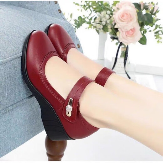 
High-end soft leather mother shoes comfortable soft sole spring and autumn new single shoes for women elderly people wedge non-slip small leather shoes work shoes black 37