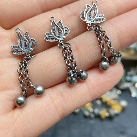 The old silver peach blossom small drop butterfly gourd, Yixiang tassel pendant DIY handmade jewelry bead accessories insurance D677 old silver butterfly pendant 12mm one