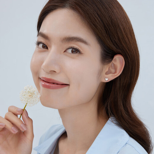 Lukfook Jewelry Platinum 950 Sweetheart Simple Platinum Stud Earrings Price L04TBPE0006 1.54g (including labor cost 143 yuan) with silicone ear plugs