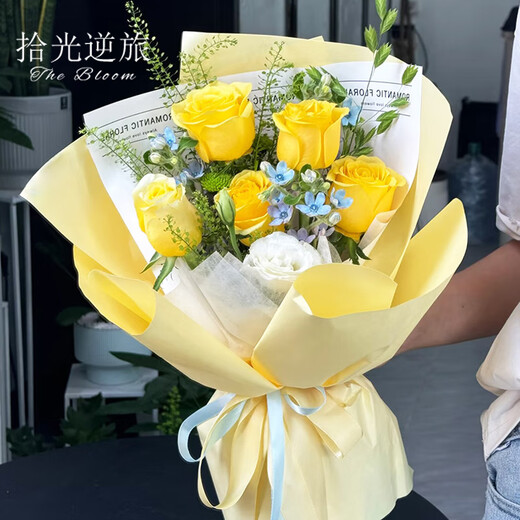 Pick up the light and travel across the country to deliver flowers in the same city. Fashionable yellow rose bouquets for girlfriends and besties as birthday gifts. Flowers delivered by flower shops. Little luck | Yellow roses with green bellflowers and platycodon. Small fresh bouquets.