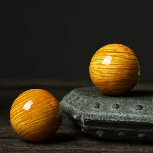 The old version of Fengchengxiang style golden nanmu wood ball solid wood carving handpiece fitness ball play massage ball handpiece handpiece full of water wave golden nanmu ball