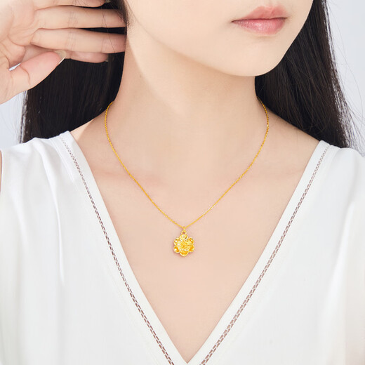Lao Fengxiang 18K gold necklace for women, romantic flower pendant jewelry, fashionable and versatile birthday and anniversary gift for girlfriend and wife, 18K gold gilded flower dream about 0.2g* brand gift box