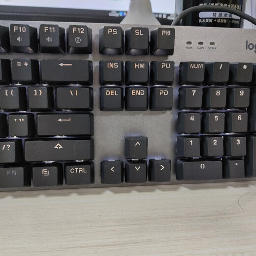Logitech Second-Hand K845 Mechanische Tastatur, kabelgebundenes E-Sport-Spiel, Büro USB-Schnittstelle, hellvolett graue Farbkombination, brandneue Schlüsselcap, Tee-Scroll 90% neue Tastatur, leicht Gebrauchsspuren, Nr. 104 Tasten
