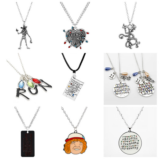 Collier de bijoux périphérique des cerfs et oranges étranges