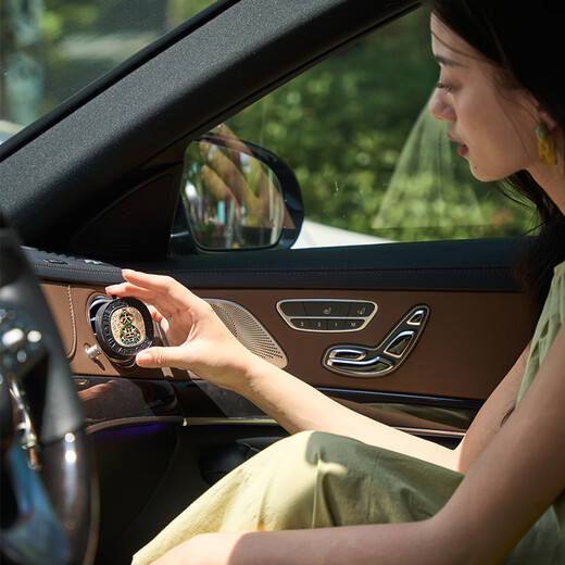 British Museum hoist car with fragrance box pendant car aromatherapy gift box for birthday and New Year gifts for men and women