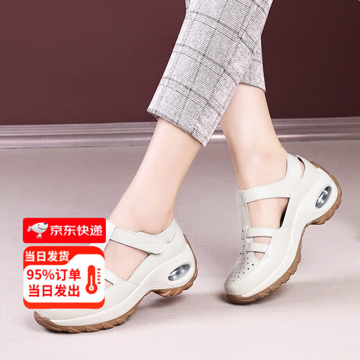 意尔康王子真软皮厚底镂空洞洞凉鞋女2025夏季新款坡跟妈妈鞋软底轻便休闲鞋 米白色[升级版] 39