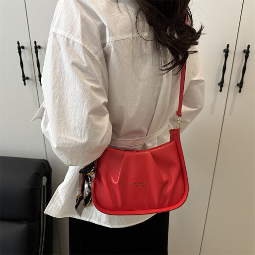 Women's 2025 Spring New Fashionable Wrinkled Shoulder Bag Versatile Crossbody Bag Fashionable Armpit Bag 6252 Red