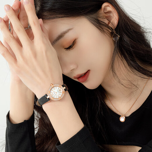Caloric King Watch for Women 2025 Nouveau bracelet en peau de mouton Quartz Watch Light Luxury haut de gamme Sentiment Top dix cadeaux d'anniversaire pour la petite amie CK16855