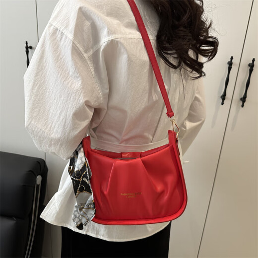 Women's 2025 Spring New Fashionable Wrinkled Shoulder Bag Versatile Crossbody Bag Fashionable Armpit Bag 6252 Red