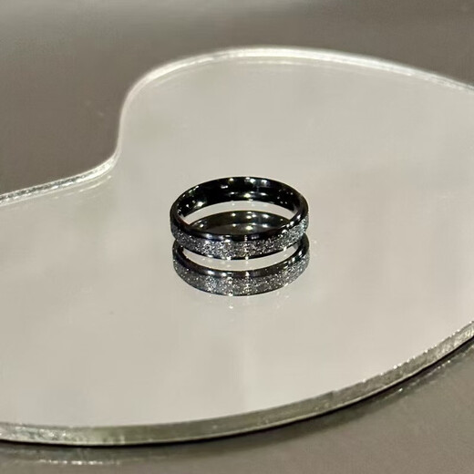 Gypsophila frosted black and white ring for men and women niche high-end design couple rings titanium steel non-fading ring Gypsophila frosted silver ring No. 8 reference weight 115-125Jin Jin is equal to 0.5 kg and is worn by the crowd