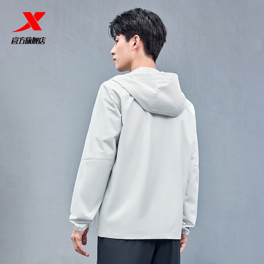 Xtep Cortavientos de Doble Capa Chaqueta Repelente al Agua para Hombres Chaqueta Nueva de otoño Ropa de Entrenamiento para Correr Ropa de Pesca al Aire Libre Polvo Gris-Clásico Simple M