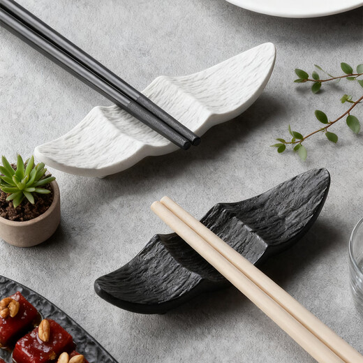Yushangzhenpin black and white style chopstick holder chopstick holder ceramic high-end household ornaments chopstick holder exquisite chopsticks spoon holder cutlery holder fast holder rock pattern crescent chopstick holder black*2+white*2
