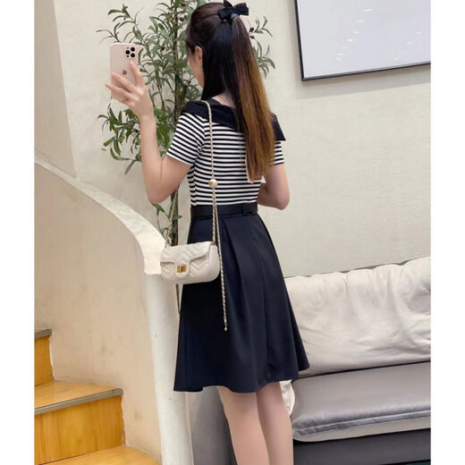 Sai Shiou Alter reduzierendes Modekleid für Frauen im Sommer 2025 Neuer Stil, stilvoller, schlanker und hüftgetränkter, gefälschter zweiteiler kurzärmeliger Rock, schwarzer Rock 6621, Gürtel M.