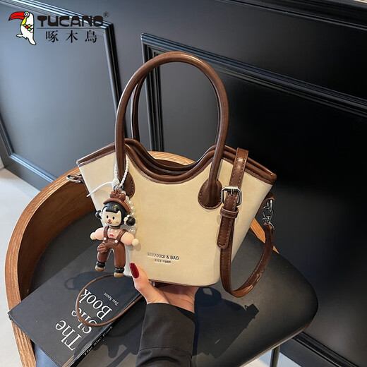 Specht Nischendesign -Tasche für Frauen 2025 Neue Sommer Fashion Crossbody Bag Korean lässige modische Handeimer Tasche aus Weiß kein Anhänger