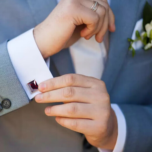 Nosskiss Herren leichte Luxus luxuriöser französischer Edelstein Rotkristall Manschettenknöpfe High-End Business Mode Manschettenknöpfe Ärmeln Nagel Geschenk Geburtstag Geschenk Juwel rot