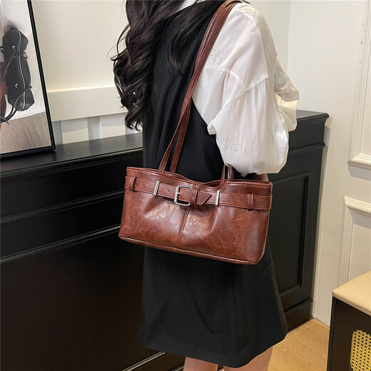Spring and summer retro versatile new shoulder bag fashionable work commuting fashion bag casual versatile niche shoulder red brown