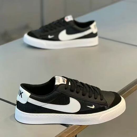 Hong Kong Counter Compras de compras para la primavera y el verano de los hombres, nuevos zapatos blancos, zapatos de tablero transpirable lienzo versátiles zapatos para hombres de moda.