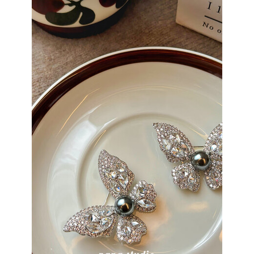 Companion blessing butterfly brooch women's corsage brooch temperament autumn and winter coat small fragrance butterfly black pearl