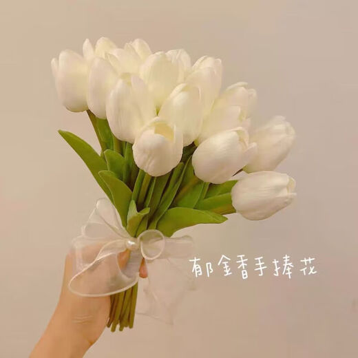 Star Duo Bride hält Blumen im chinesischen Valentinstag von Hochzeitsvorschlag, um eine Heiratsurkunde zu erhalten, die Blumen mit Hochzeitsfotografie -Requisiten simuliertes Strauß Champagnerfarbe hält Blumen [ferses Produkt]