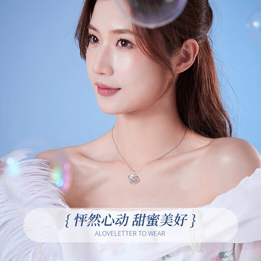 Lao Fengxiang Love Platinum Necklace for Women Platinum Pendant Pricing Clavicle Chain Wedding Anniversary Gift for Girlfriend and Wife’s Birthday Platinum Everlasting Love Pendant + Platinum Chain