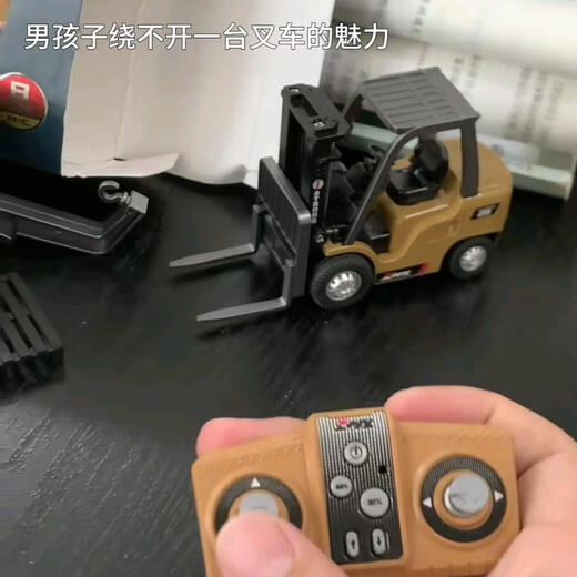 Remote control forklift mini alloy engineering vehicle model toy children's gift electric car music spray crane remote control forklift 1 set of body battery + screwdriver