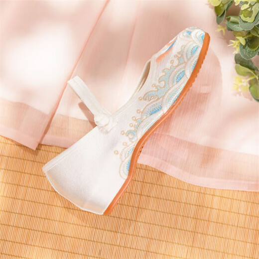 S'appuyant sur les chaussures en tissu de style ancienne pour femmes, semelles doux et confortable, chaussures Hanfu, chaussures de style national avec costume ancien Cheongsam Breatchable et chaussures de femmes durables, chaussures brodées blanches 36 [taille standard] 20 [pied de pied et pied haute face à une taille plus grande]