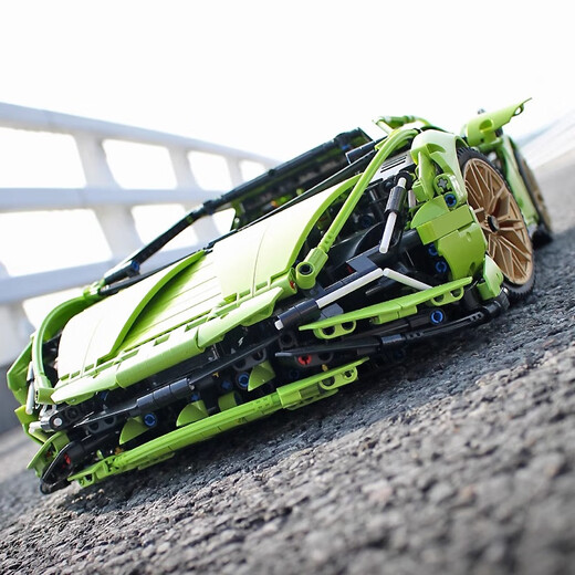 Disney building block toy Lambo building block sports car Gini children's difficult boy assembly toy remote control car model Lamborghini Green Bull static version steps