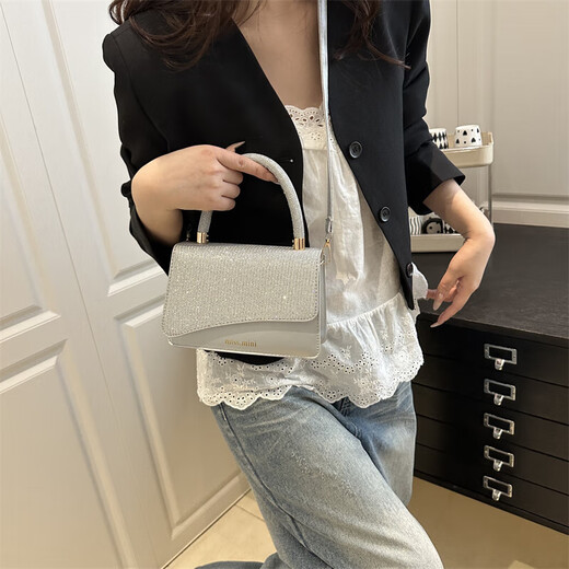 2025 Summer Nuevo exquisito estilo perezoso Bolso cuadrado de moda Internet Viajes de un solo hombro Bolso de bolso de cuerpo cruzado plateado