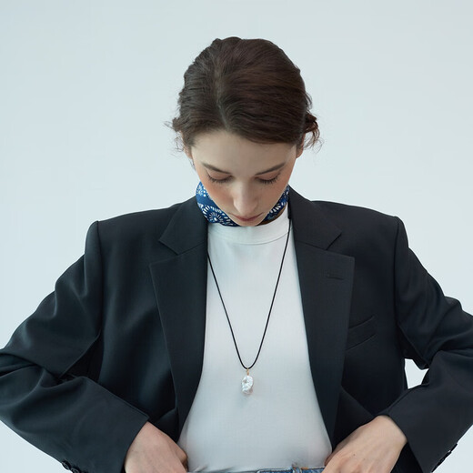 Cadena de suéter de perlas barroco El collar largo de mujeres de mujeres de mujer de mujer, joyas de otoño y joyas de invierno, nuevos productos de perla barroca colgante de perlas con cuerda de cuero coreano