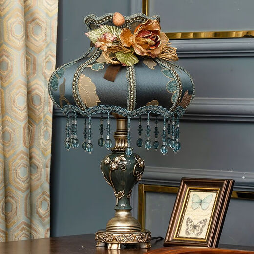 Europäische Schreibtisch Lampe Schlafzimmer Nachtlampe warmes und kreatives Licht Luxus Amerikaner Retro Moderne Nachtlampe Hochzeitsschreibtisch Lampe Wohnzimmer Yl9930 Modell Größere Größe geeignet für Wohnzimmerknopfschalter