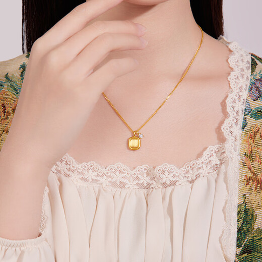 Century Yuan Star Sugar Cube 18K Gold Pendant Brushed Sugar Cube Moissanite Necklace Pendant Fashionable Birthday Gift for Girlfriend