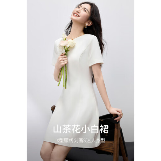 尚都比拉设计感V领性感连衣裙女夏季优雅气质白色收腰裙休闲风通勤中长裙