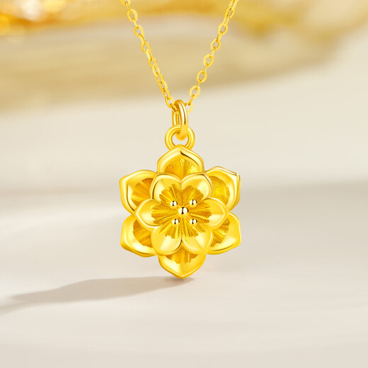Lao Fengxiang 18K gold necklace for women, romantic flower pendant jewelry, fashionable and versatile birthday and anniversary gift for girlfriend and wife, 18K gold gilded flower dream about 0.2g* brand gift box