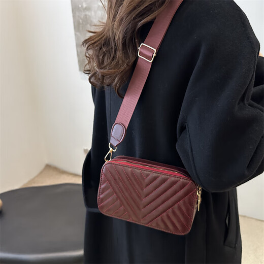 Moda de mujer Versátil Versátil de un solo hombro Crossbody Diseño de nicho de alta gama Hilo bordado de diamantes Baohao 6215 rojo