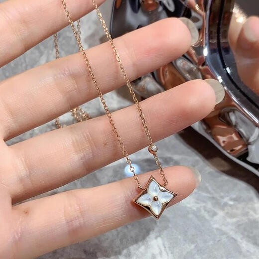 Yuansi L's 24 new style 18k rose gold four-leaf clover white mother-of-pearl necklace light luxury AU750 presbyopia diamond-encrusted women's necklace white mother-of-pearl rose gold necklace