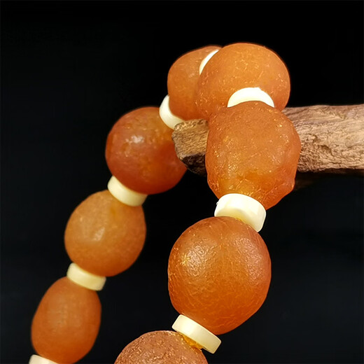 Amber style, one thing, one picture, one certificate, natural beeswax bracelet for men and women, original leather sea drift material, raw amber stone with skin, 15.52g, size about 11*13mm