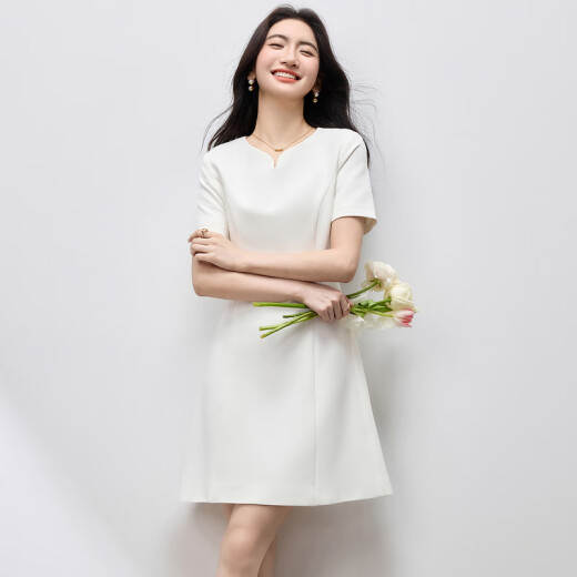 尚都比拉设计感V领性感连衣裙女夏季优雅气质白色收腰裙休闲风通勤中长裙