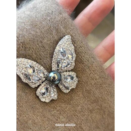 Companion blessing butterfly brooch women's corsage brooch temperament autumn and winter coat small fragrance butterfly black pearl