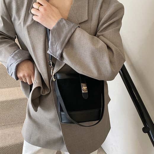 High-end texture retro niche bag for women 2025 new autumn and winter versatile crossbody bag popular hand bucket bag black